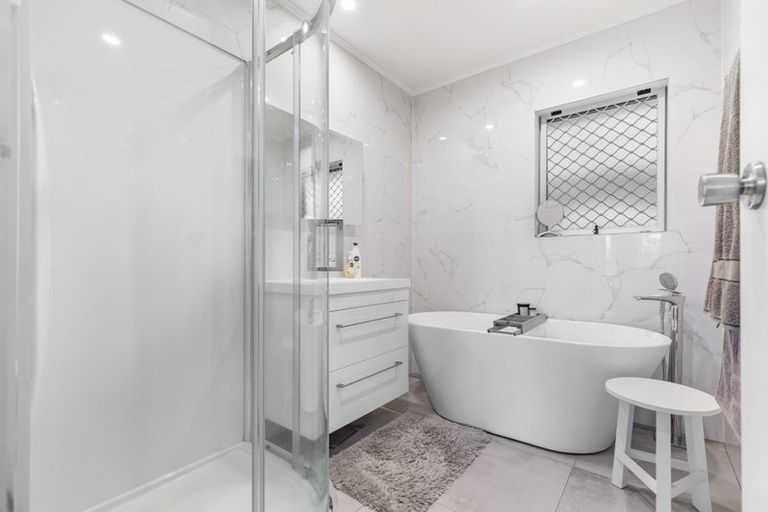 Photo of property in 16 Nui Mana Place, Te Atatu South, Auckland, 0610