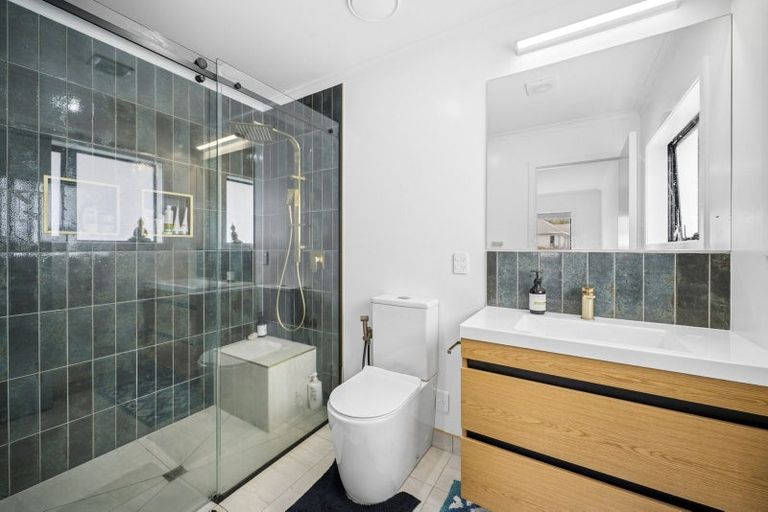 Photo of property in 18 Lyndfield Lane, Newlands, Wellington, 6037