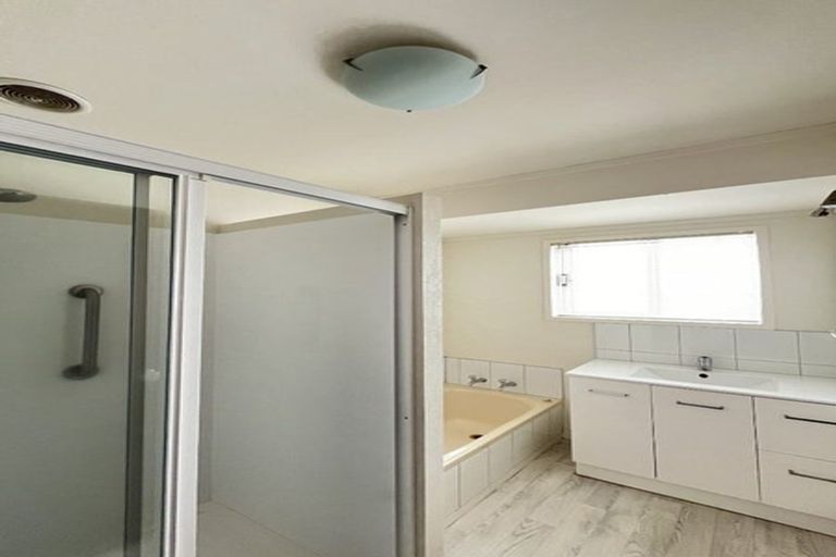 Photo of property in 2/1 Sylvan Park Avenue, Milford, Auckland, 0620