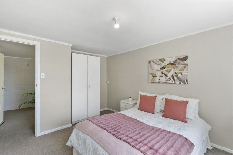 Photo of property in 1/15 Bloomsbury Grove, Newlands, Wellington, 6037