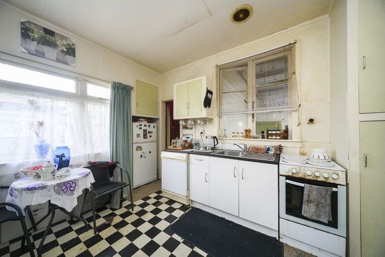 Photo of property in 11 Botanical Road, Takaro, Palmerston North, 4412