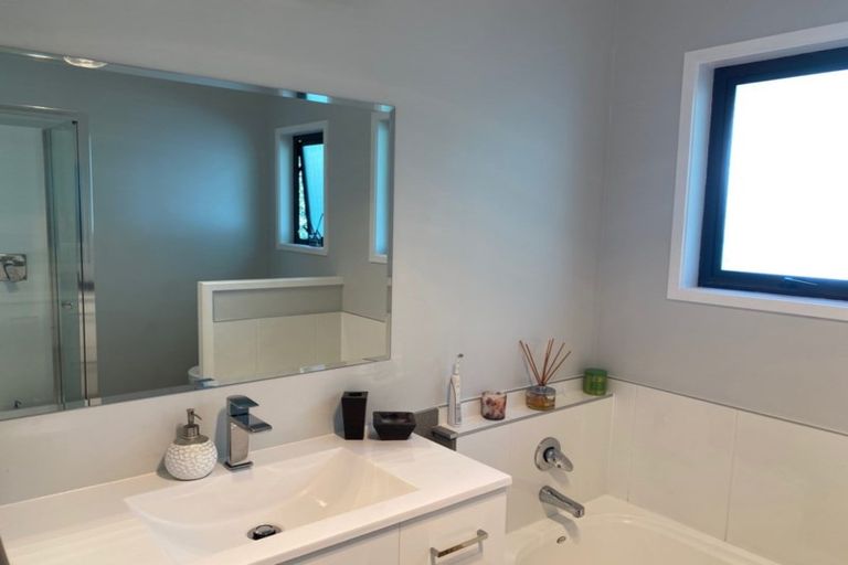 Photo of property in 30b Elliston Crescent, Stanmore Bay, Whangaparaoa, 0932