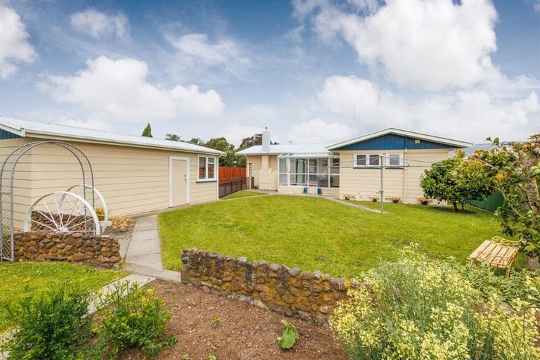 Photo of property in 18 Tararua Terrace, Cloverlea, Palmerston North, 4412