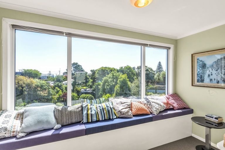 Photo of property in 127 Renown Road, Raumati South, Paraparaumu, 5032