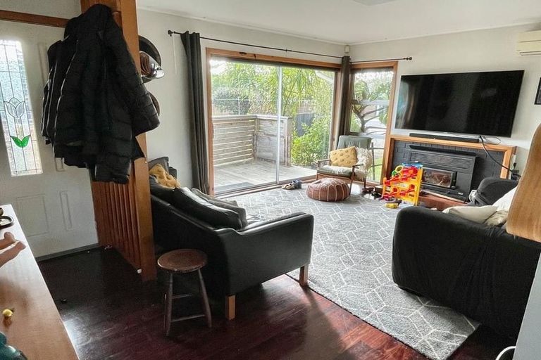 Photo of property in 28 Durham Street, Te Atatu Peninsula, Auckland, 0610