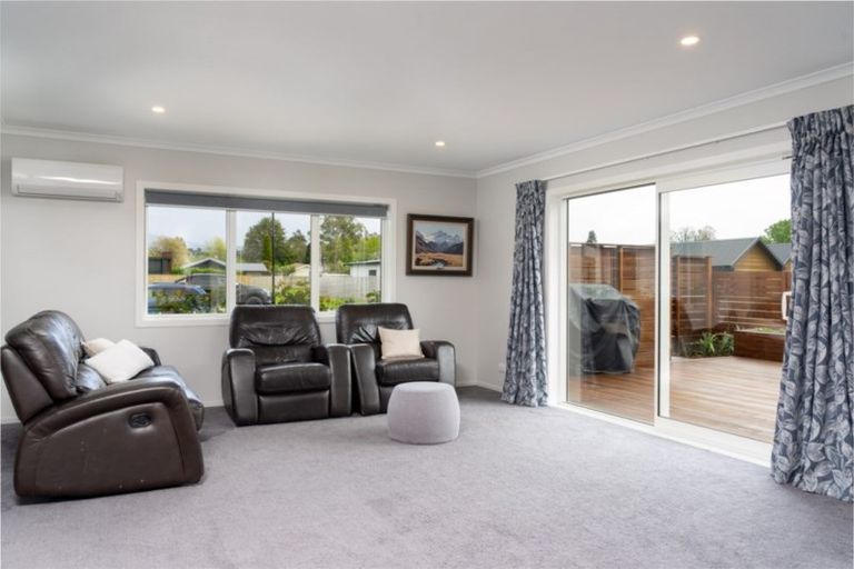 Photo of property in 2 James Kidd Place, Greytown, 5712