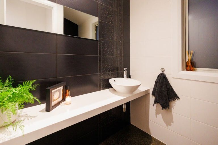 Photo of property in 5 Fairway Grove, Hokowhitu, Palmerston North, 4410