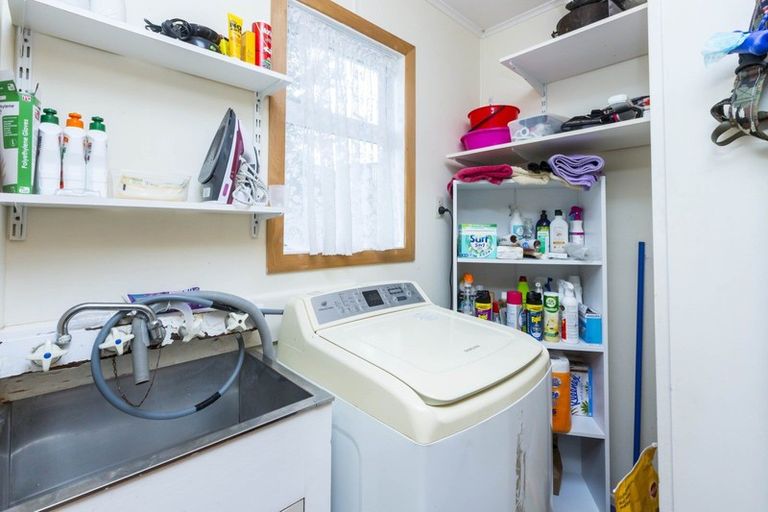 Photo of property in 28 Vista Crescent, Maoribank, Upper Hutt, 5018