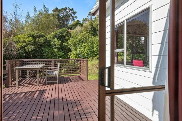 Photo of property in 2 Rokewa Way, Paparangi, Wellington, 6037