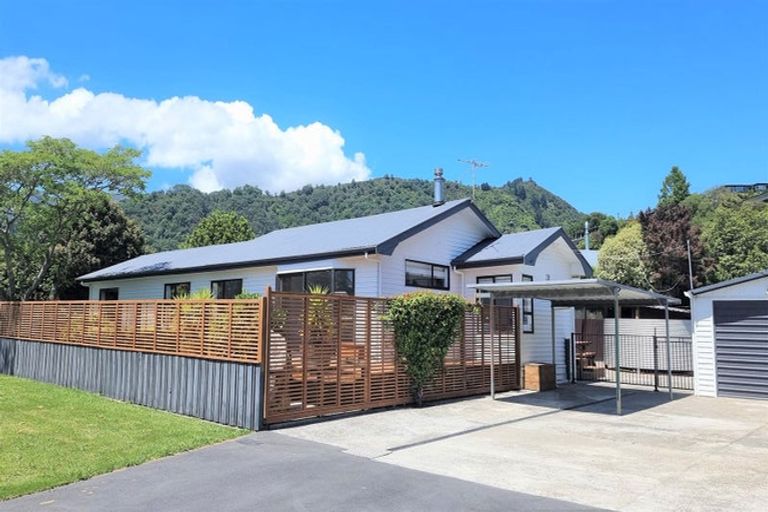 Photo of property in 21 Oxford Street, Picton, 7220