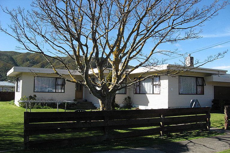 Photo of property in 43 Dover Road, Wainuiomata, Lower Hutt, 5014