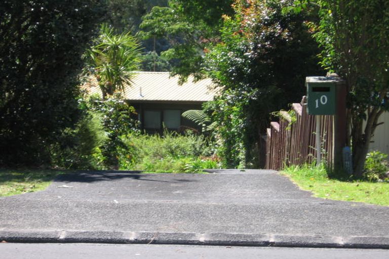Photo of property in 10 Idyll Place, Northcross, Auckland, 0632