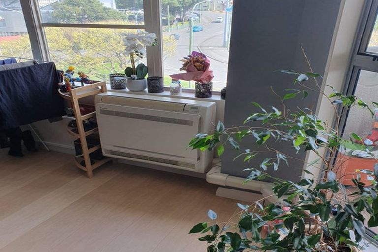 Photo of property in Grandstand Apartments, 4/80 Kent Terrace, Mount Victoria, Wellington, 6011