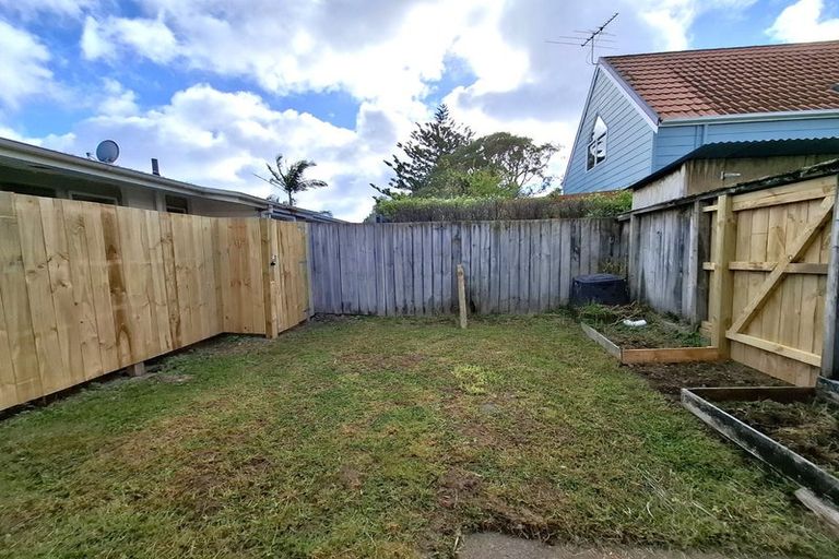 Photo of property in 2/2 Lansdowne Street, Bayswater, Auckland, 0622