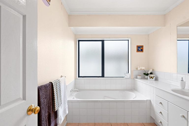 Photo of property in 25 Mangakoea Place, St Andrews, Hamilton, 3200