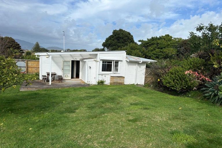 Photo of property in 3 Victor Road, Raumati Beach, Paraparaumu, 5032