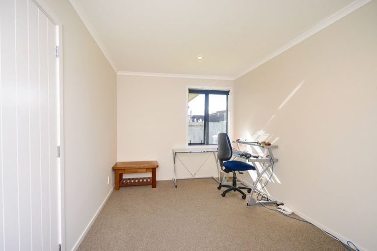 Photo of property in 16 Lorenzo Place, Kelvin Grove, Palmerston North, 4414