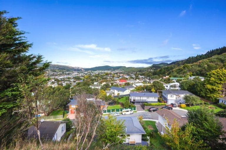Photo of property in 25 Ordley Grove, Tawa, Wellington, 5028