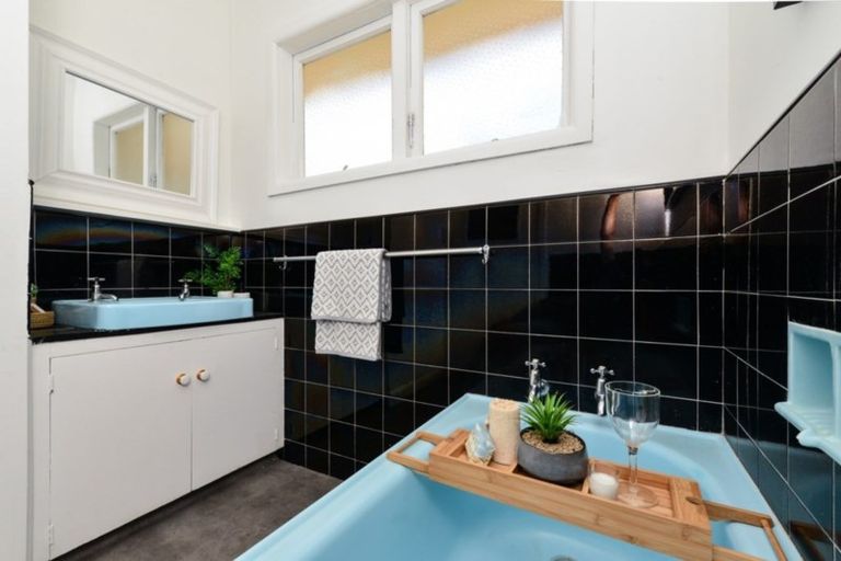 Photo of property in 16 Forest Lake Road, Forest Lake, Hamilton, 3200