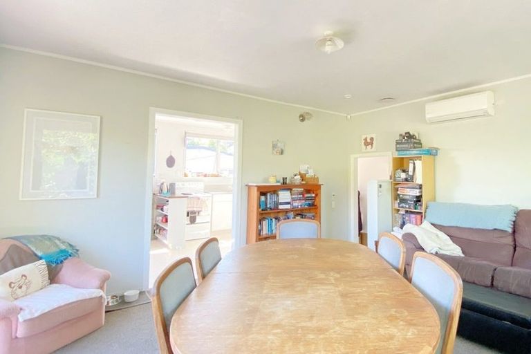 Photo of property in 10 Eastglen Road, Glen Eden, Auckland, 0602