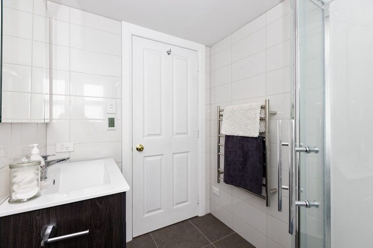 Photo of property in 18 Cobden Road, Bluff Hill, Napier, 4110