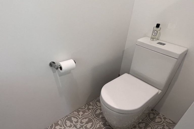 Photo of property in 64 Moncks Spur Road, Redcliffs, Christchurch, 8081