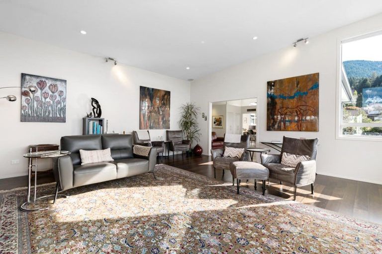 Photo of property in 9 Matakauri Place, Fernhill, Queenstown, 9300