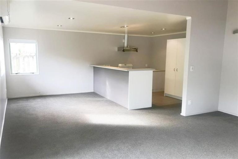 Photo of property in 2/9 Grenadine Place, Unsworth Heights, Auckland, 0632