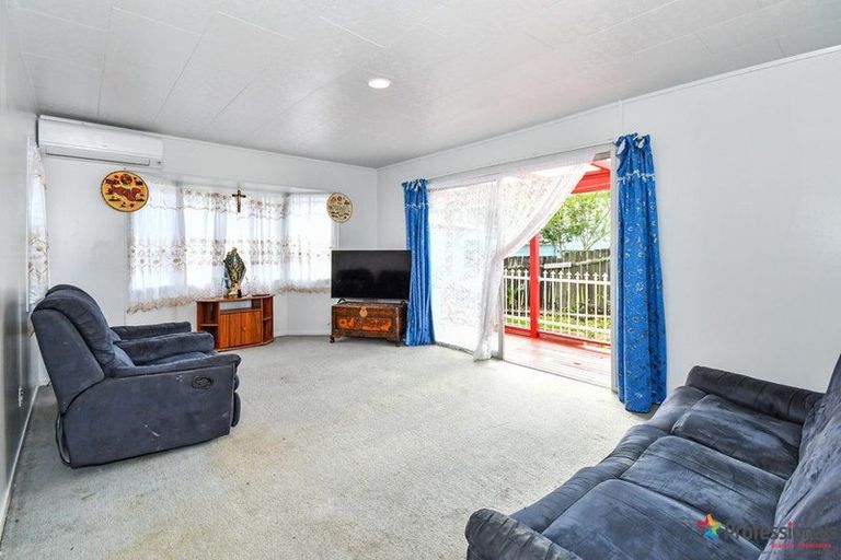 Photo of property in 1 Trengove Place, West Harbour, Auckland, 0618
