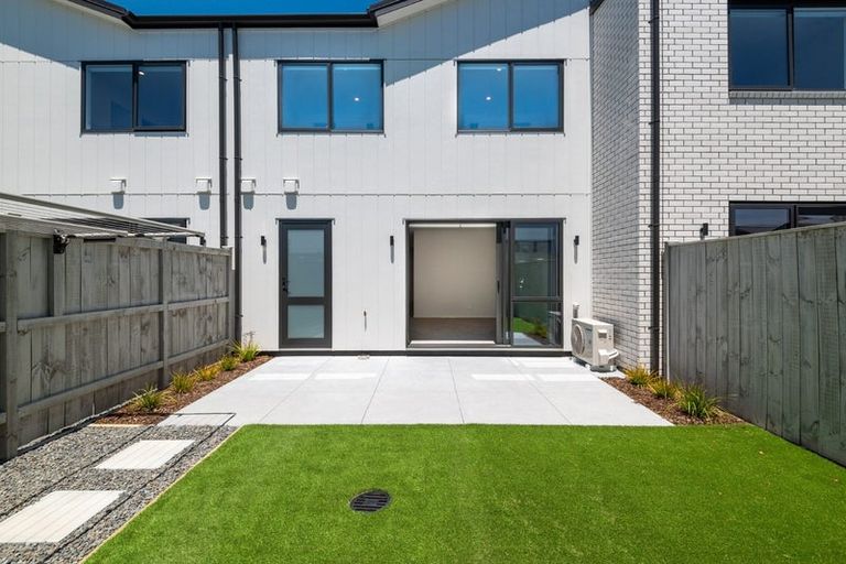 Photo of property in 12 George Cole Lane, Takanini, 2112