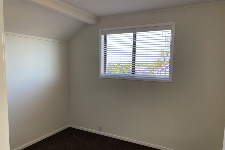 Photo of property in 1/19 Marcel Place, Glenfield, Auckland, 0629