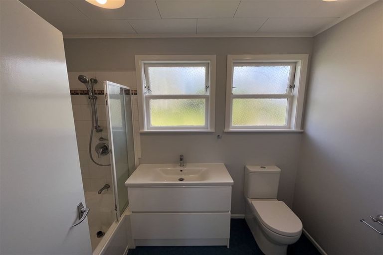 Photo of property in 16 Bayside Avenue, Te Atatu Peninsula, Auckland, 0610