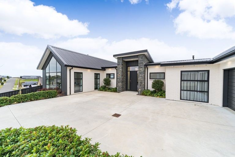 Photo of property in 44 Vaucluse Heights, Fitzherbert, Palmerston North, 4410