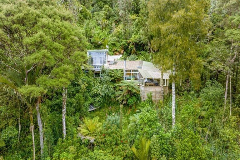 Photo of property in 408a Scenic Drive, Waiatarua, Auckland, 0612