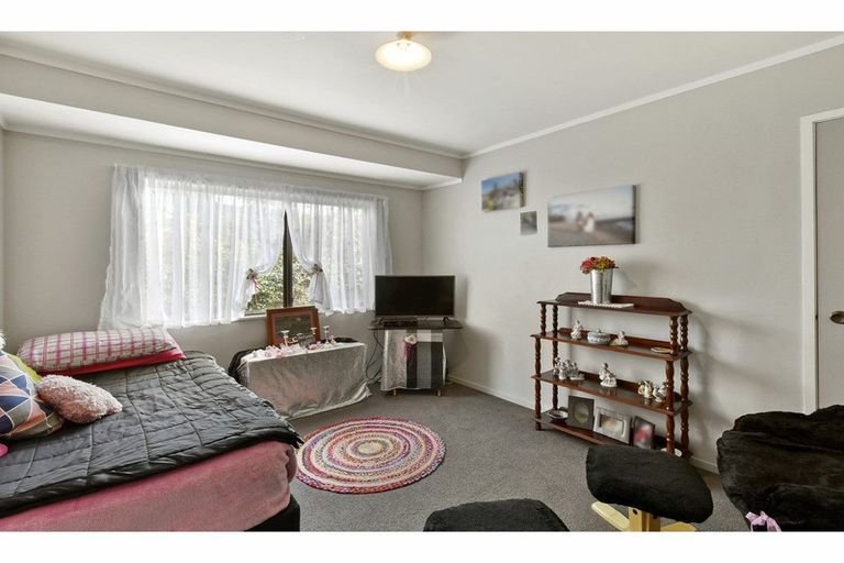 Photo of property in 2/8 Mcinnes Road, Weymouth, Auckland, 2103