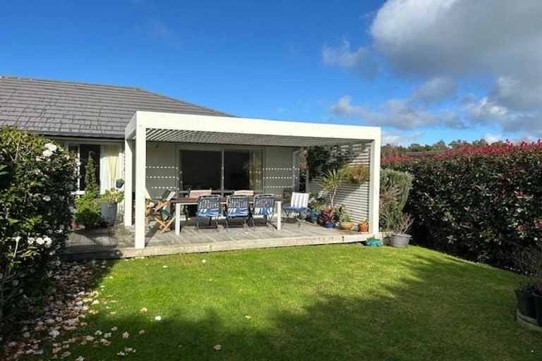 Photo of property in 24 Laly Haddon Place, Matakana, 0985