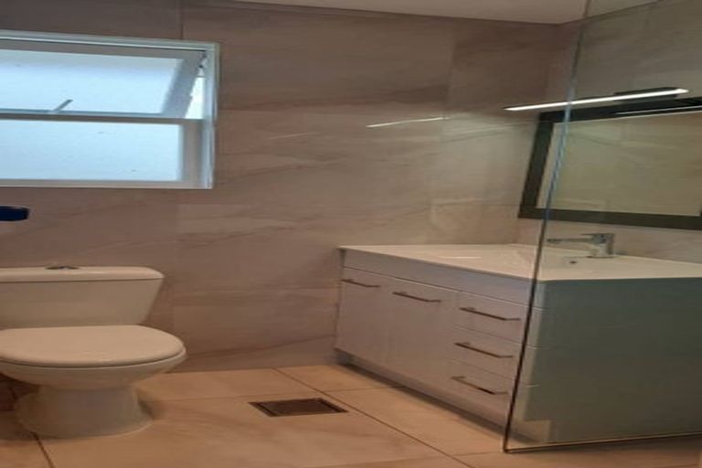 Photo of property in 2/24 Dale Crescent, Pakuranga, Auckland, 2010