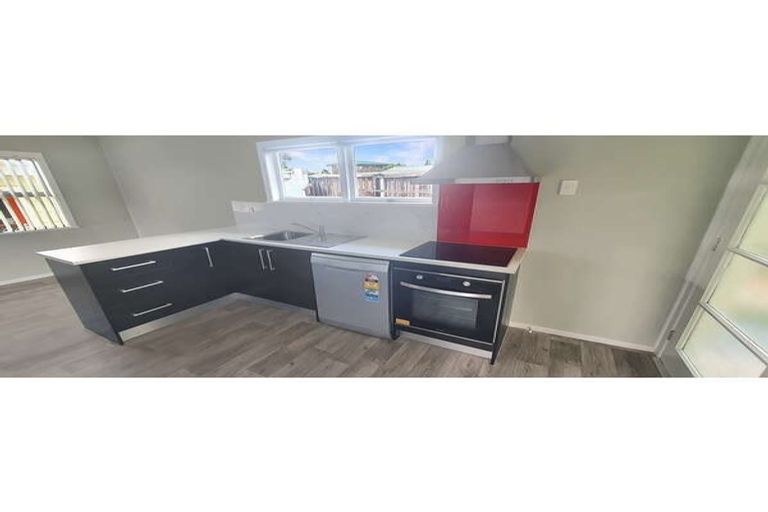Photo of property in 24 Stokes Avenue, Te Atatu Peninsula, Auckland, 0610