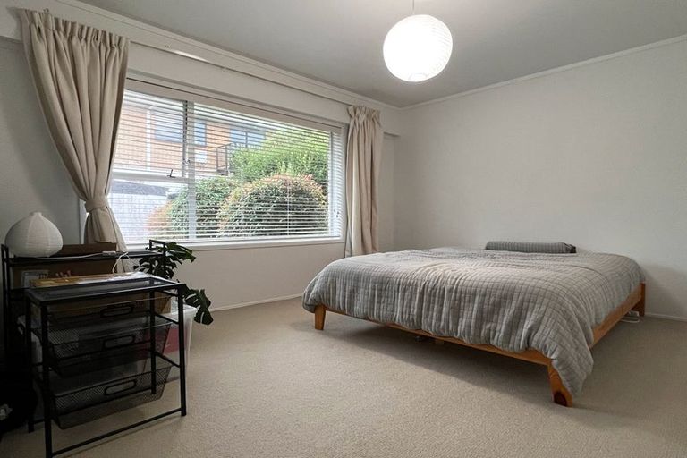Photo of property in 2/41 James Evans Drive, Northcote, Auckland, 0627