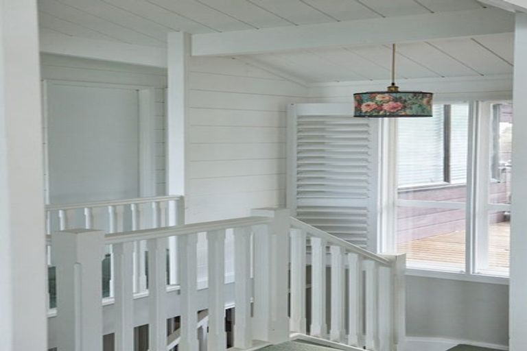 Photo of property in 18 Matakatia Parade, Matakatia, Whangaparaoa, 0930