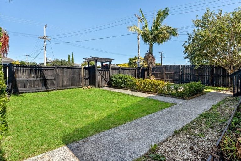 Photo of property in 19 Ribblesdale Road, Henderson, Auckland, 0612