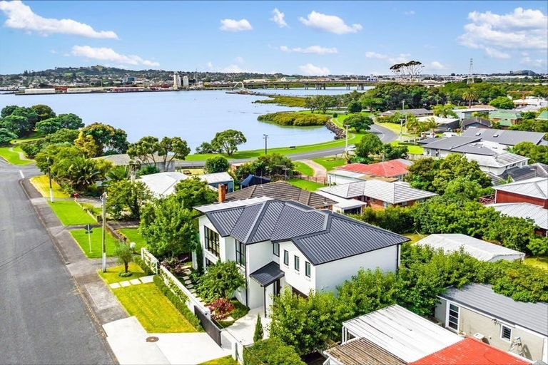 Photo of property in 5c Woodward Avenue, Mangere Bridge, Auckland, 2022