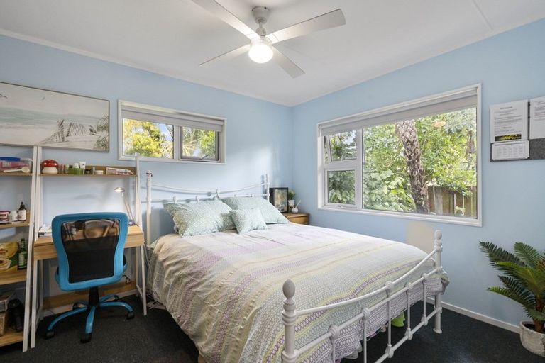 Photo of property in 4 Robert Grove, Paraparaumu, 5032