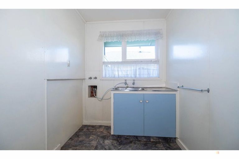 Photo of property in 1 Cashel Street, Waimate, 7924