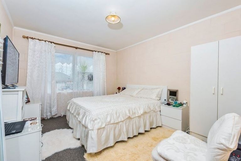 Photo of property in 1/38 Edmonton Road, Henderson, Auckland, 0612