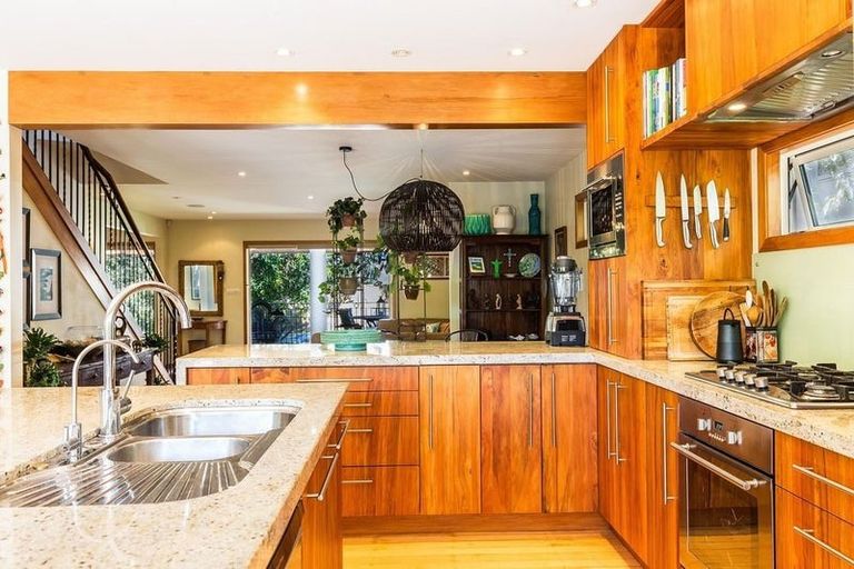 Photo of property in 69 Ocean View Road, Hillcrest, Auckland, 0627