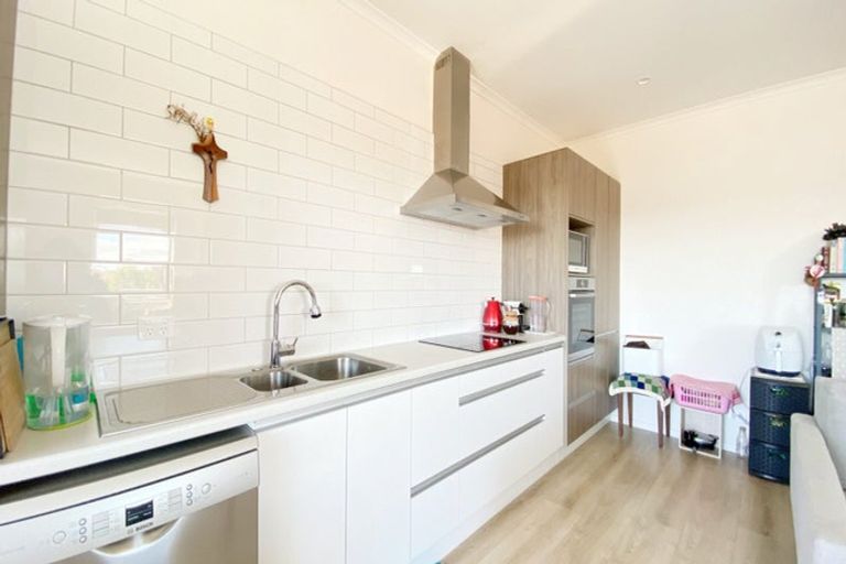 Photo of property in 5/2 Frances Bryers Road, Hobsonville, Auckland, 0616