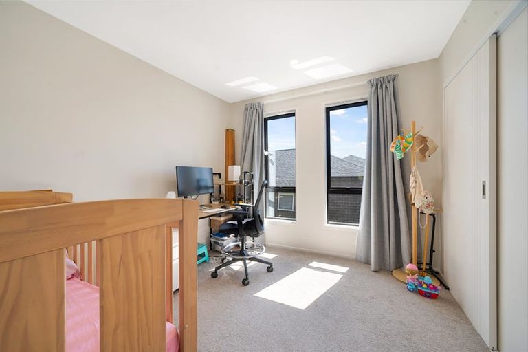 Photo of property in 2/11 Scanlen Terrace, Kelston, Auckland, 0602