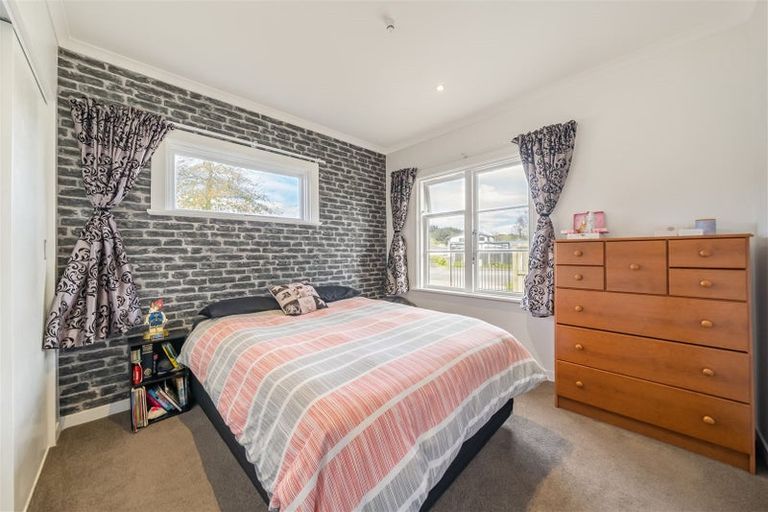 Photo of property in 1 Moeraki Road, Maoribank, Upper Hutt, 5018