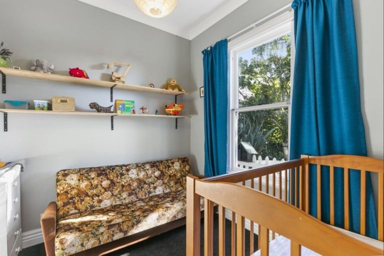 Photo of property in 7 Northland Road, Northland, Wellington, 6012